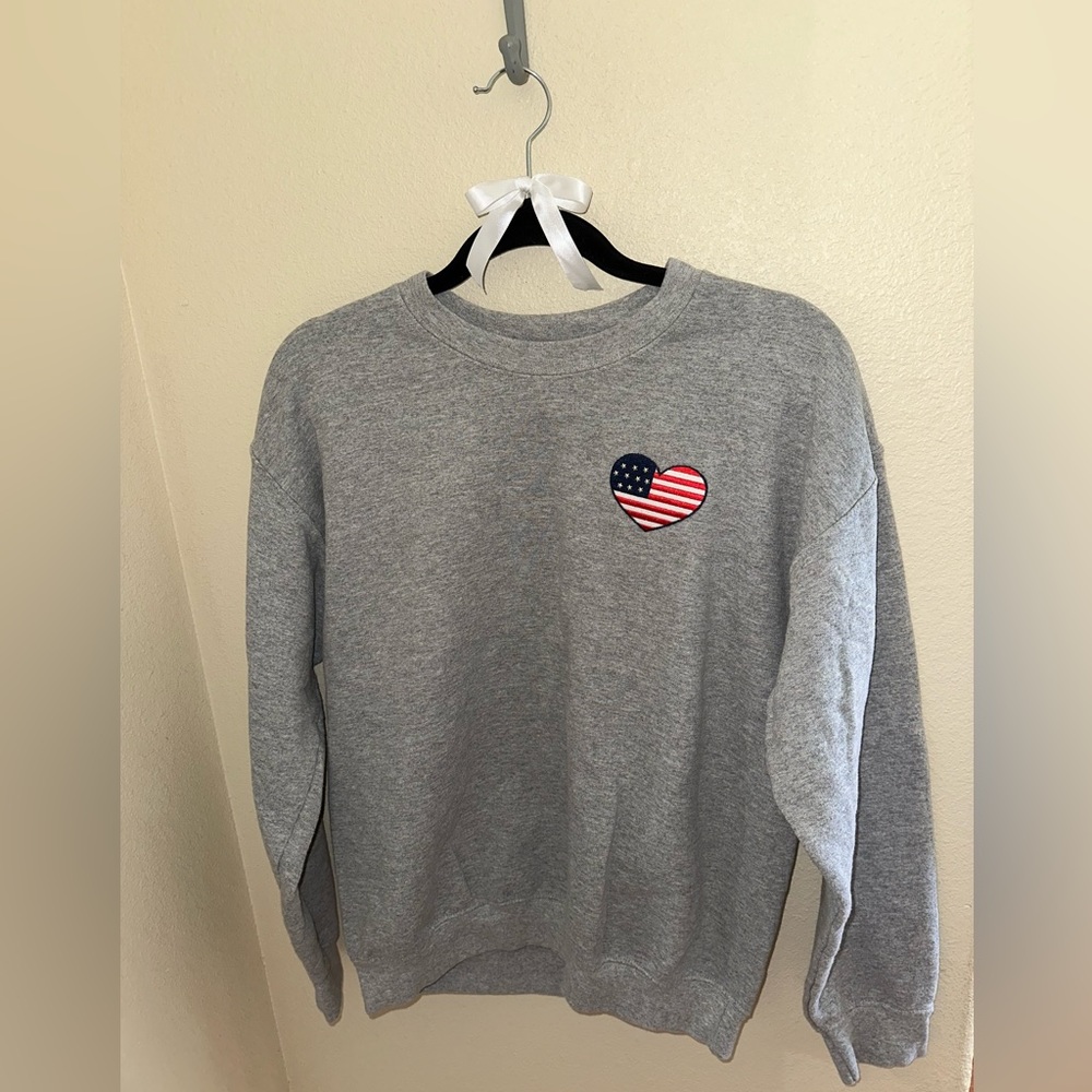 Grey American flag heart patch crew neck.🇺🇸 Size M.